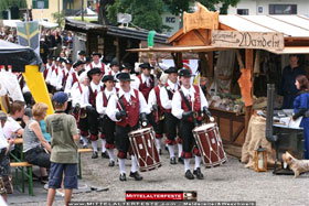 Zu den Fotos vom Burgrfest Burg Kaprun 2008 - www.Mittelalterfeste.com - Meldereiter und Waschweib